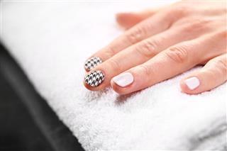 Chanel grille, black and white pattern on your nails