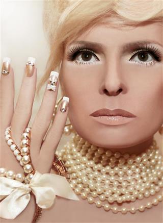 Pearl nails and makeup