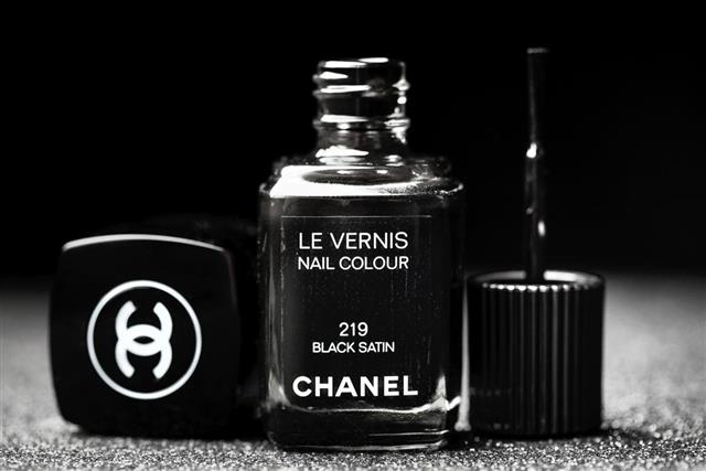 Chanel Black Satin Le Vernis Nail Polish