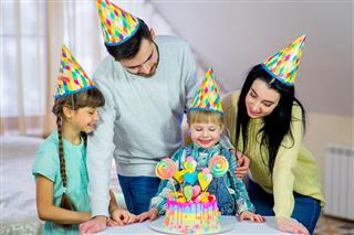 Family celebrates birthday with cake