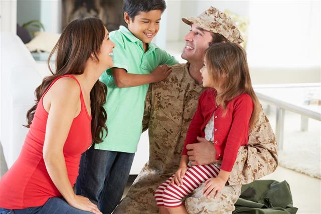 Семейное приветствие военного отца дома в отпуске
