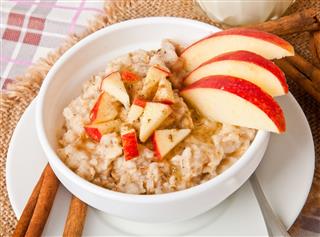 Oatmeal With Apples And Cinnamon