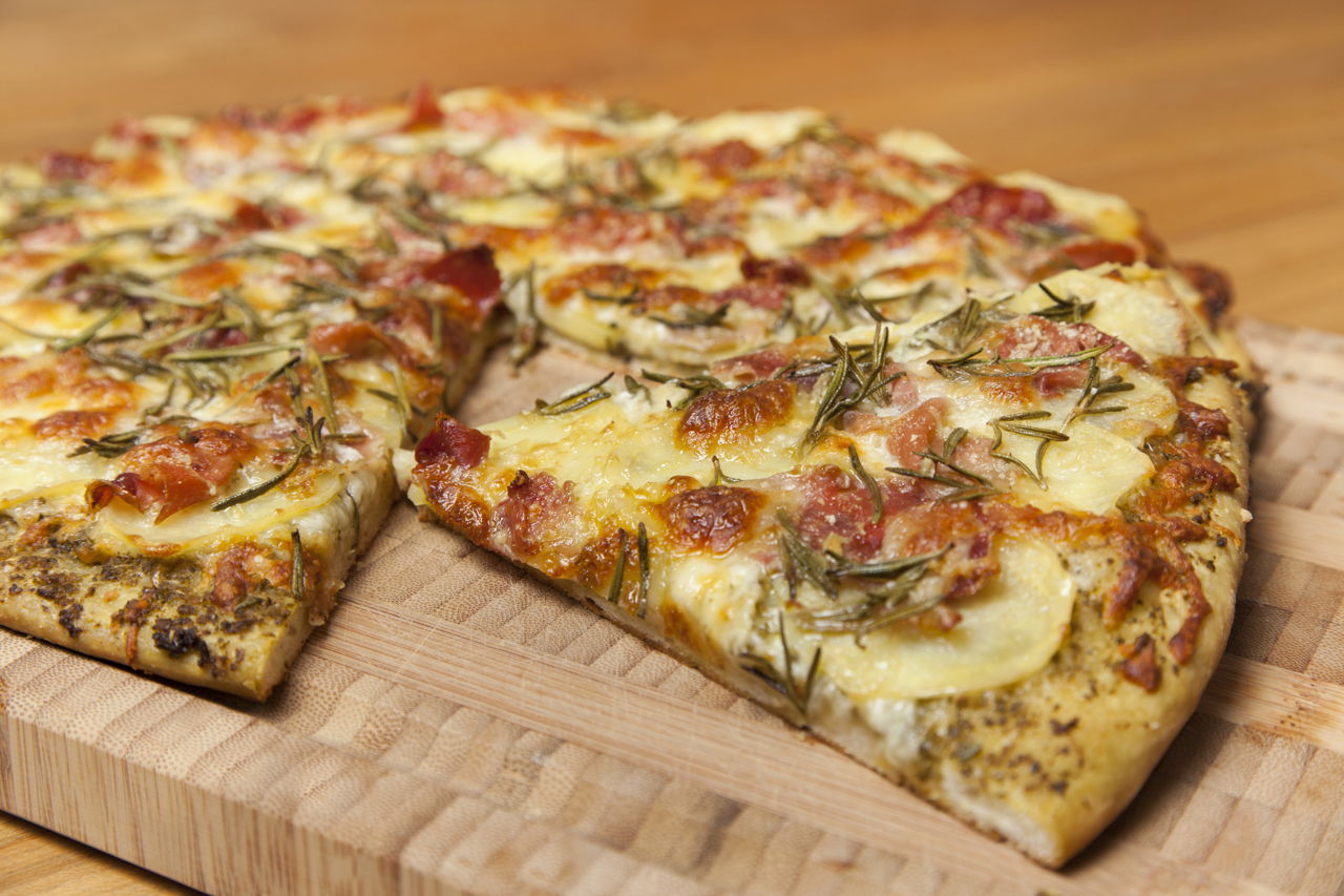 пицца рецепт приготовления с колбасой с сыром на сковороде фото 25