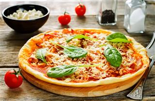 Pizza With Bacon Mozzarella And Spinach