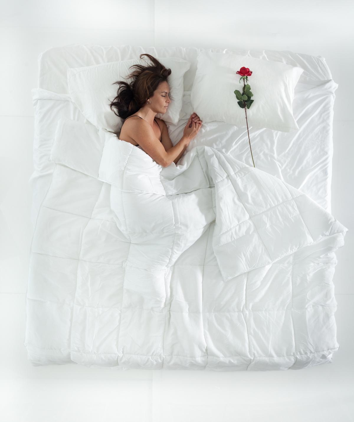 Right Between the Knees: Benefits of Sleeping With a Pillow Between Yo –  Everlasting Comfort
