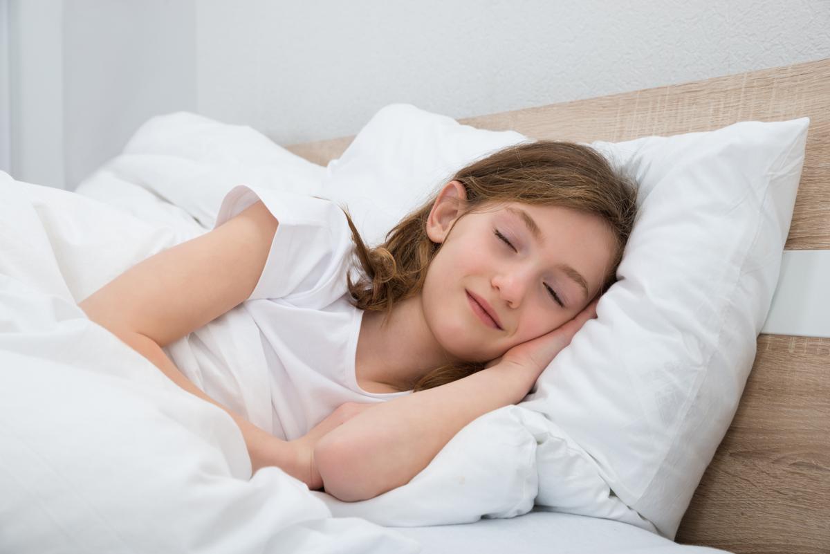 https://pixfeeds.com/images/sleep/pillows/1200-518500296-girl-sleeping-in-bed.jpg