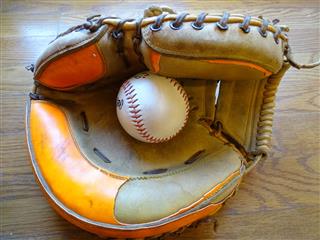 Vintage Catchers Mitt Cu Baseball