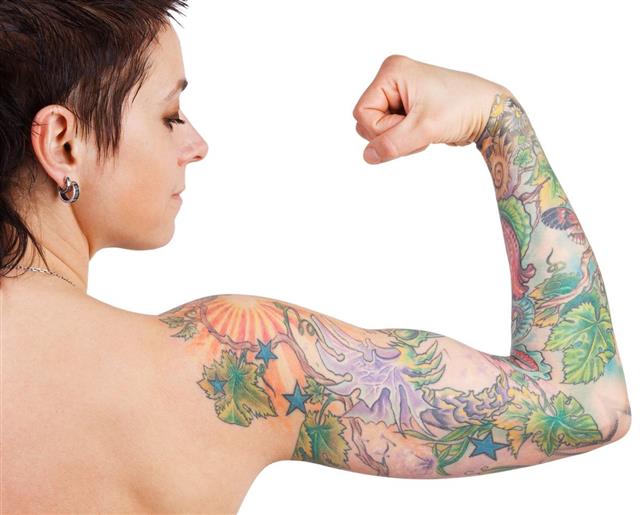 Frau mit Tattoo zeigt