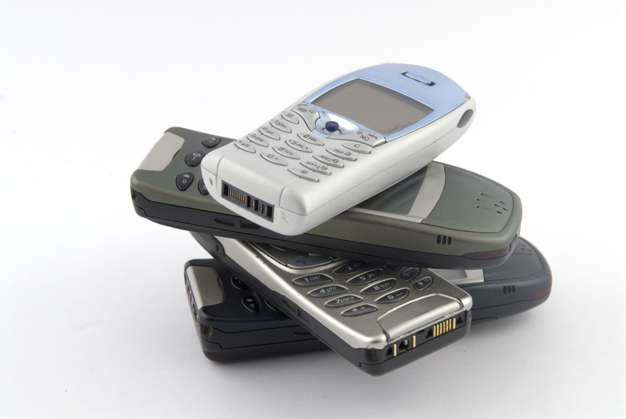 Cyon телефон. Старый сотовый телефон с смс. Захват телефона. Телефоны с пробегом купить