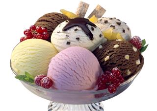 Ice cream balls composition in a glass bowl
