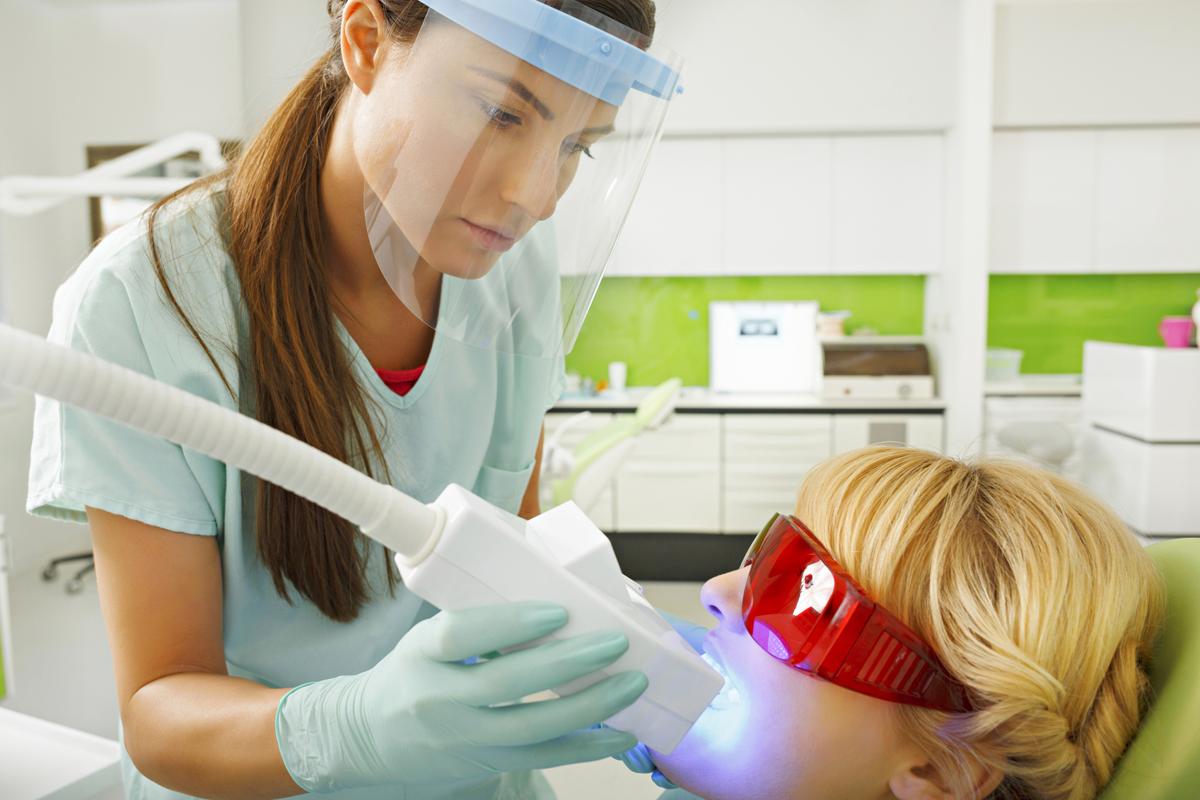 врач отбеливание зубов