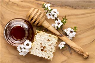 Using Manuka Honey to Treat Acid Reflux