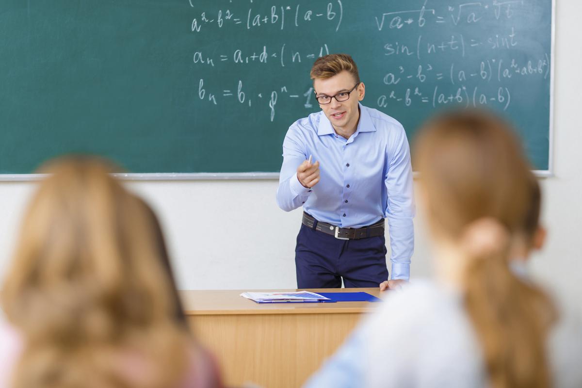 College professor. Лекции. Подросток объясняет материал. Подросток объясняет материал педагогу. Мужчина лекция.