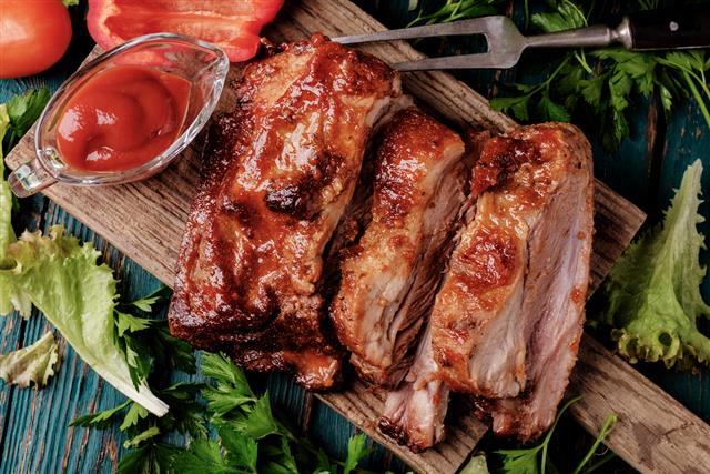 Delicious barbecued ribs seasoned with a spicy basting sauce