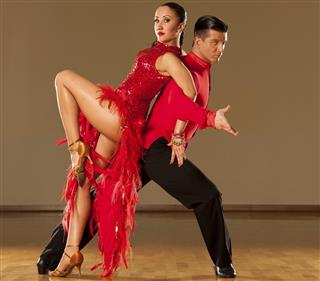 Latynoska Para taneczna w akcji-Tańcząca dzika samba