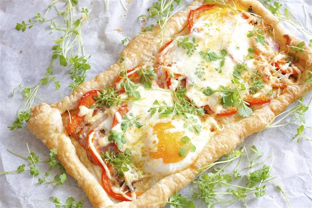 Puff pastry tart with egg and bacon