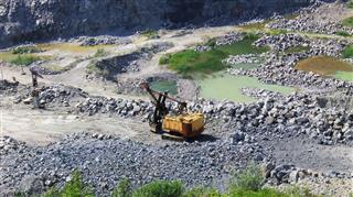 Extraction of mineral resources in the quarry