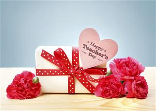 Happy Teachers Day message with gift box