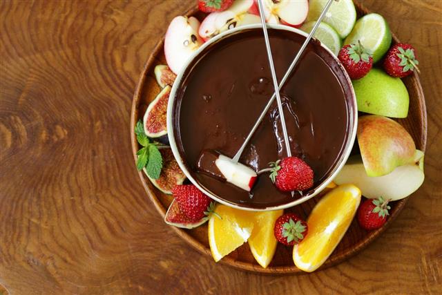 Chocolate fondue with various fruits - easy and delicious dessert