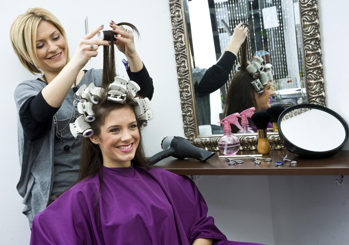 How to Become a Hair Stylist