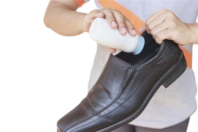 Hand put powder to a shoe odor stop