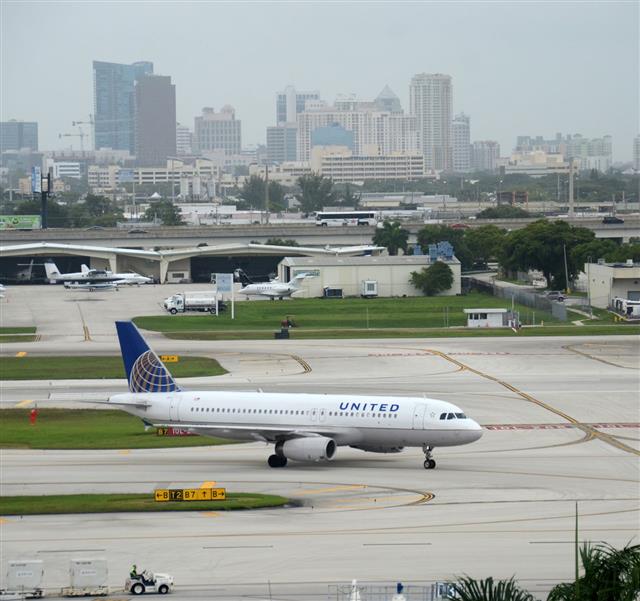 United Airlines Passenger Jet In Fort Lauderdale