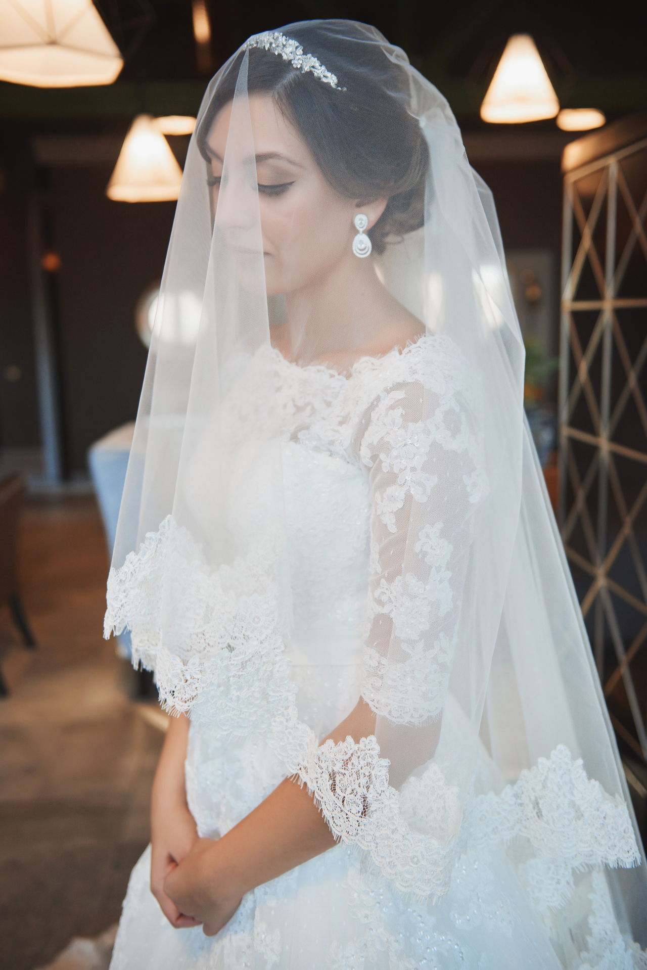 A Simple Tutorial That Shows You How to Wear a Bridal Veil 