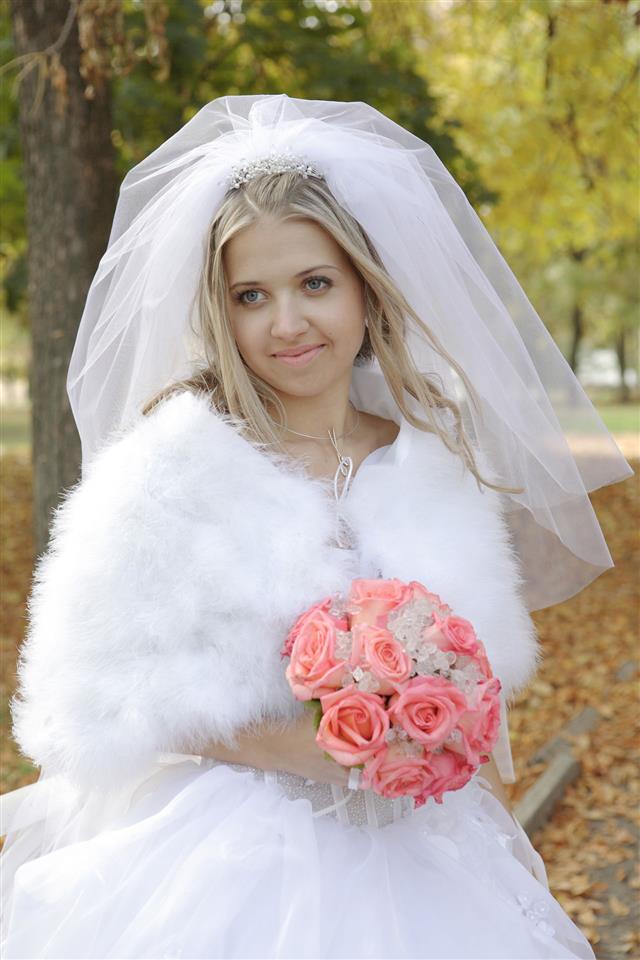 A Simple Tutorial That Shows You How To Wear A Bridal Veil