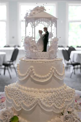 Wedding Cake With Bride And Groom On Top