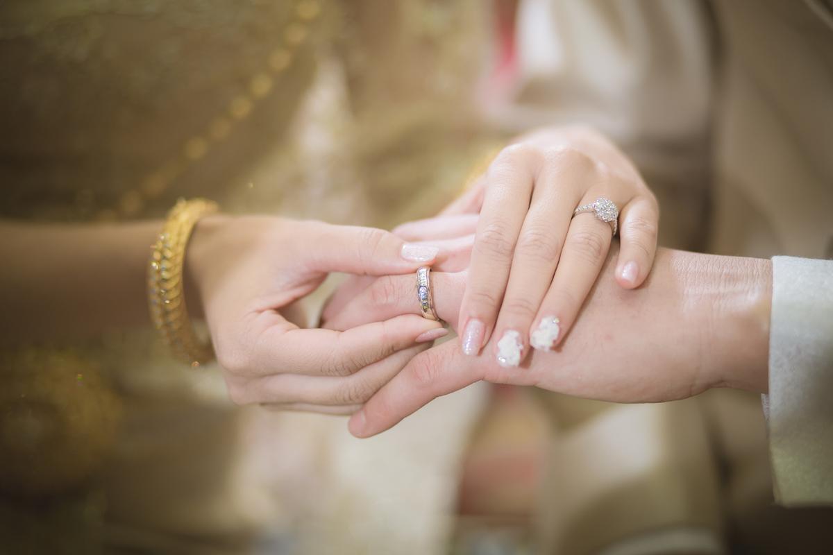 На какой руке носят кольцо брака. Рука с помолвочным кольцом. Обручальные кольца традиции. На какой руке носят обручальное кольцо. Свадебные кольца символ.