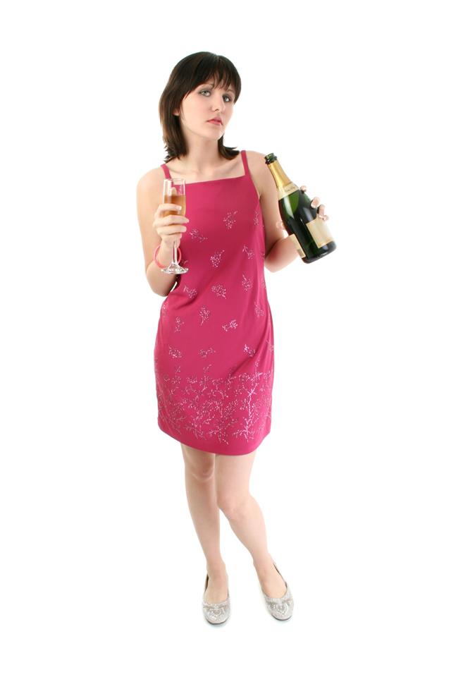 Женщина в вечернем платье с шампанским