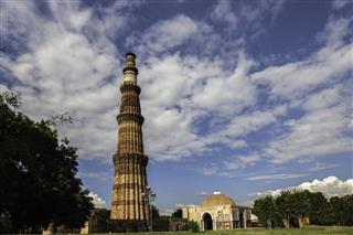 Wide View Of The Qutub Minar Delhi
